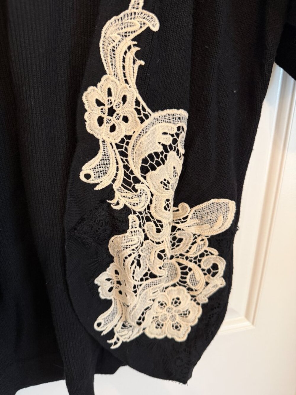 Chic black open-front cardigan with elegant white lace appliqué. - Picture 2 of 6